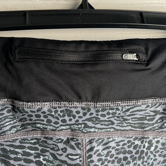 Nike Running Dri-Fit women’s leggings sz M Animal Print - Picture 9 of 12